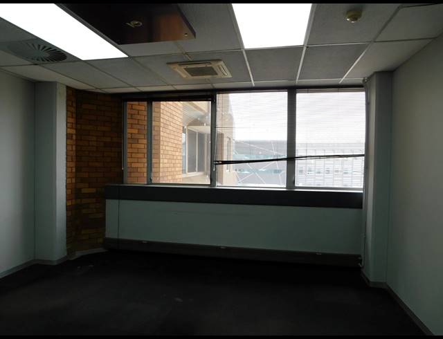 1,306M² OFFICE TO LET IN FERNDALE